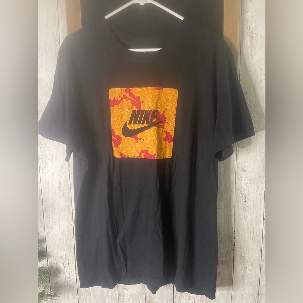Nike Men's Short Sleeve Swoosh Logo Printed T-Shirt Black Orange Red Size